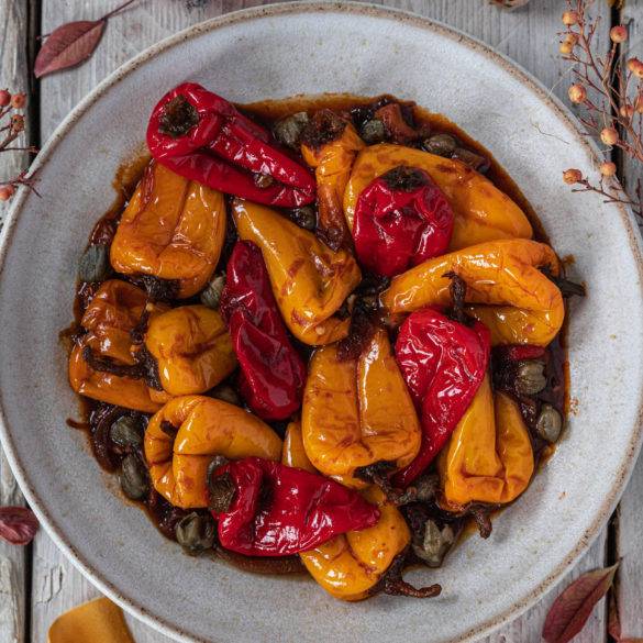 Braised sweet peppers stewed in yellow onions, garlic, sundried tomatoes, smoked paprika and a sprinkle of fresh basil and lemony capers.