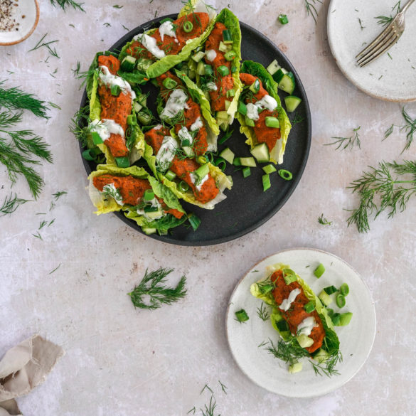 Soft bulgur wheat kofte with sweet pepper paste and paprika, fiery Isot and Aleppo pepper flakes, tart sumac, and fresh tomatoes; vegan Cig Kofte recipe, Turkish cuisine. Edward Daniel ©.